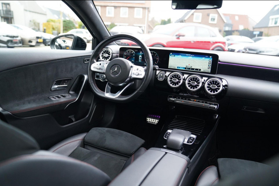 Mercedes-Benz A-Klasse 180 d Business Solution AMG | Panorama | Sfeerverlichting | Camera | Leder/Alcantara | AMG PAKKET | LED |