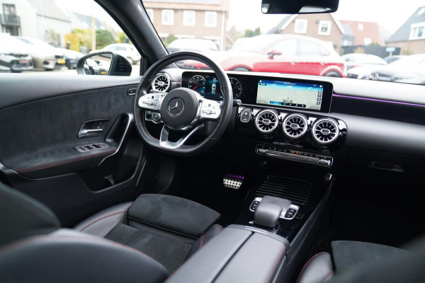 Mercedes-Benz A-Klasse 180 d Business Solution AMG | Panorama | Sfeerverlichting | Camera | Leder/Alcantara | AMG PAKKET | LED |