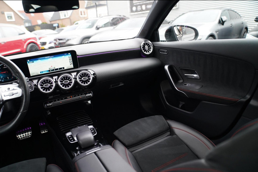 Mercedes-Benz A-Klasse 180 d Business Solution AMG | Panorama | Sfeerverlichting | Camera | Leder/Alcantara | AMG PAKKET | LED |