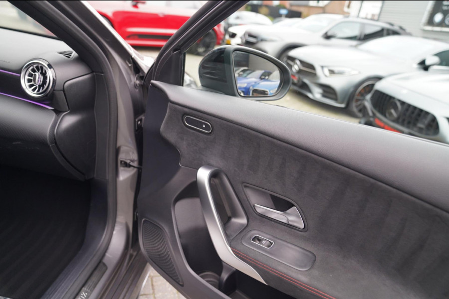 Mercedes-Benz A-Klasse 180 d Business Solution AMG | Panorama | Sfeerverlichting | Camera | Leder/Alcantara | AMG PAKKET | LED |