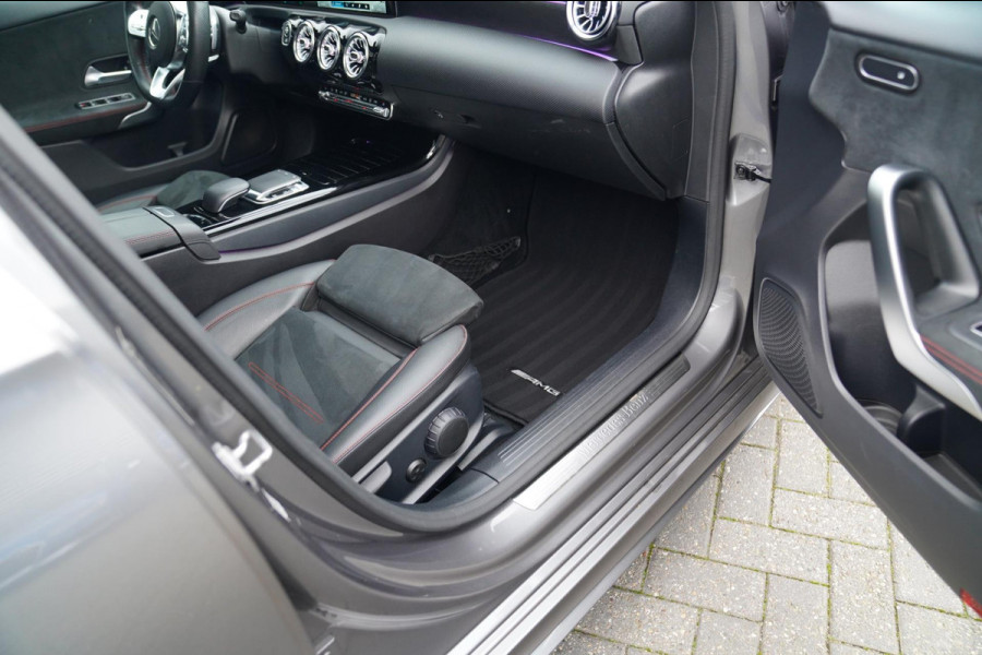 Mercedes-Benz A-Klasse 180 d Business Solution AMG | Panorama | Sfeerverlichting | Camera | Leder/Alcantara | AMG PAKKET | LED |