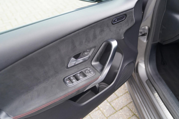 Mercedes-Benz A-Klasse 180 d Business Solution AMG | Panorama | Sfeerverlichting | Camera | Leder/Alcantara | AMG PAKKET | LED |