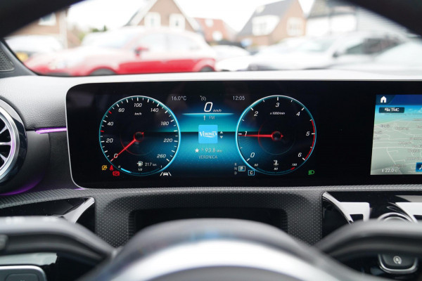 Mercedes-Benz A-Klasse 180 d Business Solution AMG | Panorama | Sfeerverlichting | Camera | Leder/Alcantara | AMG PAKKET | LED |