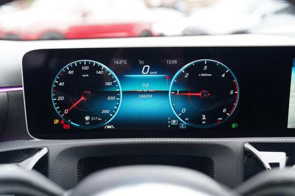 Mercedes-Benz A-Klasse 180 d Business Solution AMG | Panorama | Sfeerverlichting | Camera | Leder/Alcantara | AMG PAKKET | LED |