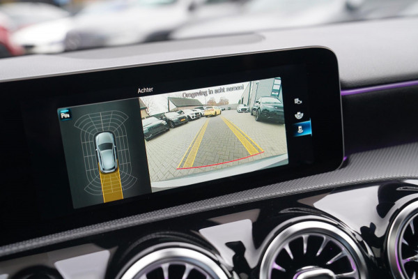 Mercedes-Benz A-Klasse 180 d Business Solution AMG | Panorama | Sfeerverlichting | Camera | Leder/Alcantara | AMG PAKKET | LED |