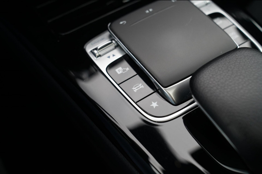 Mercedes-Benz A-Klasse 180 d Business Solution AMG | Panorama | Sfeerverlichting | Camera | Leder/Alcantara | AMG PAKKET | LED |