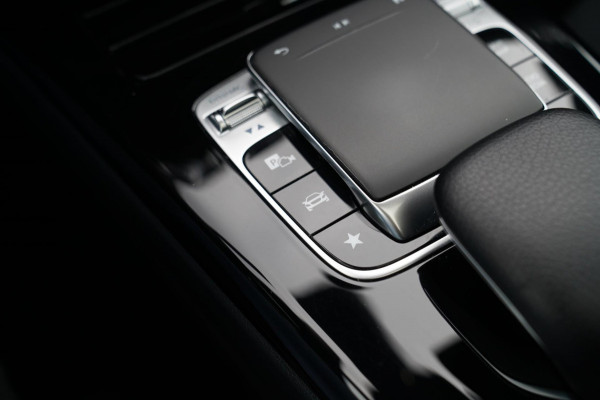 Mercedes-Benz A-Klasse 180 d Business Solution AMG | Panorama | Sfeerverlichting | Camera | Leder/Alcantara | AMG PAKKET | LED |