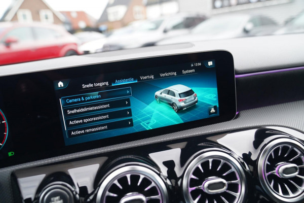 Mercedes-Benz A-Klasse 180 d Business Solution AMG | Panorama | Sfeerverlichting | Camera | Leder/Alcantara | AMG PAKKET | LED |