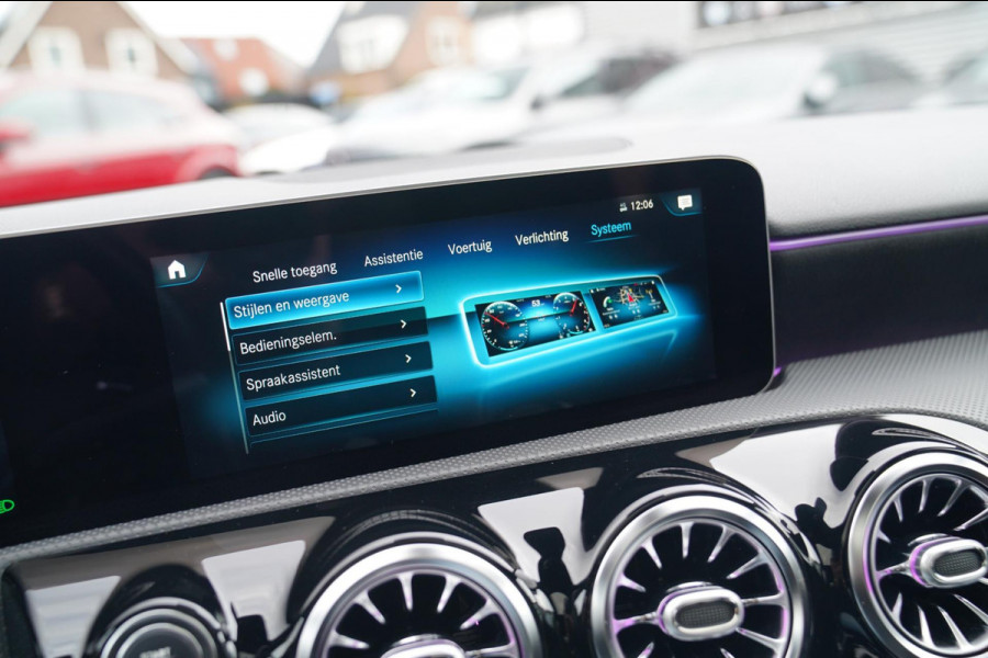 Mercedes-Benz A-Klasse 180 d Business Solution AMG | Panorama | Sfeerverlichting | Camera | Leder/Alcantara | AMG PAKKET | LED |