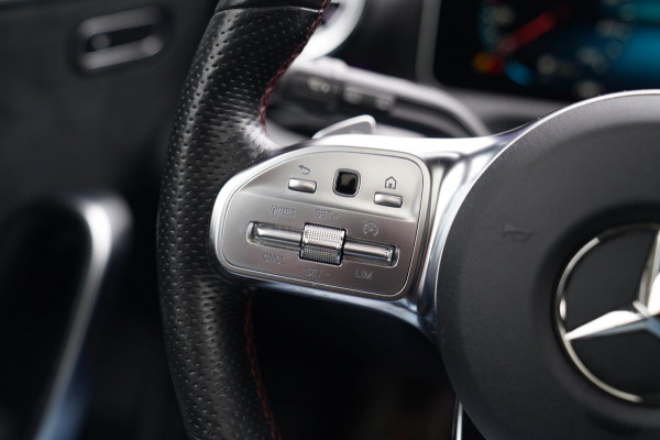 Mercedes-Benz A-Klasse 180 d Business Solution AMG | Panorama | Sfeerverlichting | Camera | Leder/Alcantara | AMG PAKKET | LED |