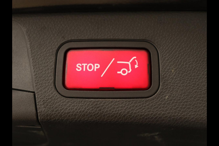 Mercedes-Benz C-Klasse 300e AMG Limited | Panoramadak | 360 Camera | Stoelverwarming | Carplay | Matrix LED | Leder/Alcantara | Navigatie | Park Assist | Sfeerverlichting | PHEV | Plug In