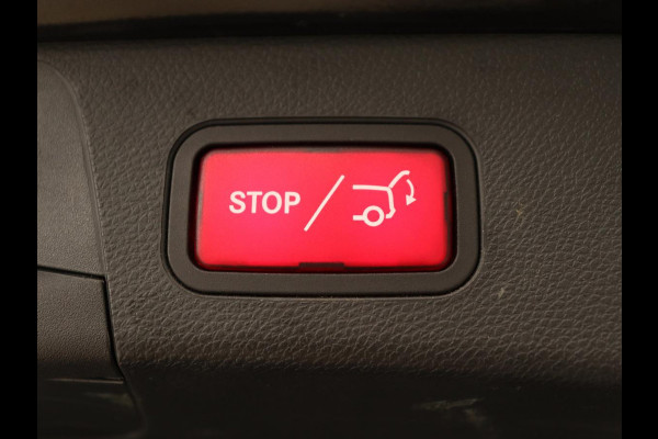 Mercedes-Benz C-Klasse 300e AMG Limited | Panoramadak | 360 Camera | Stoelverwarming | Carplay | Matrix LED | Leder/Alcantara | Navigatie | Park Assist | Sfeerverlichting | PHEV | Plug In