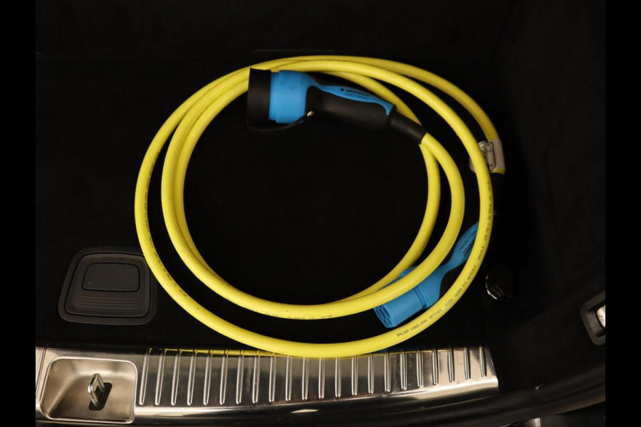 Mercedes-Benz C-Klasse 300e AMG Limited | Panoramadak | 360 Camera | Stoelverwarming | Carplay | Matrix LED | Leder/Alcantara | Navigatie | Park Assist | Sfeerverlichting | PHEV | Plug In