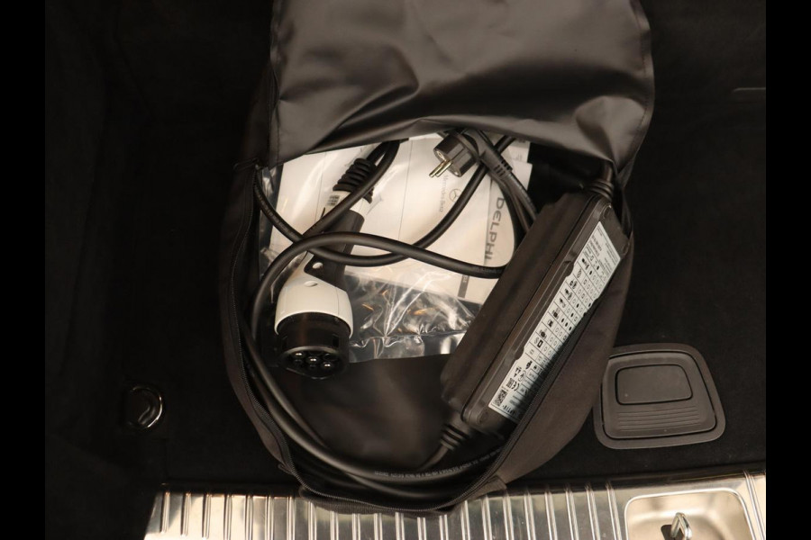 Mercedes-Benz C-Klasse 300e AMG Limited | Panoramadak | 360 Camera | Stoelverwarming | Carplay | Matrix LED | Leder/Alcantara | Navigatie | Park Assist | Sfeerverlichting | PHEV | Plug In