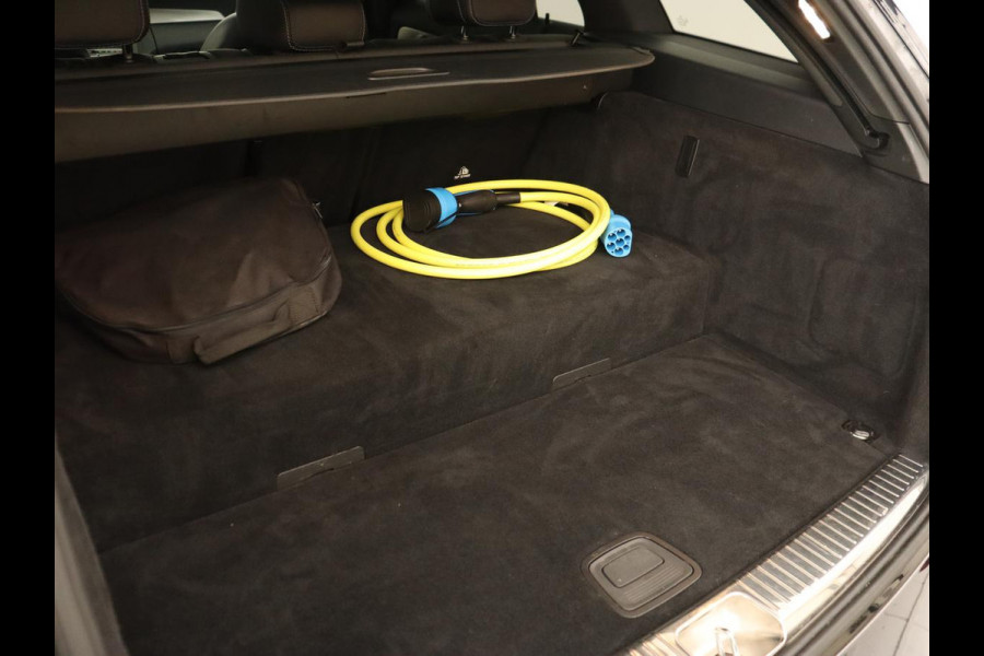 Mercedes-Benz C-Klasse 300e AMG Limited | Panoramadak | 360 Camera | Stoelverwarming | Carplay | Matrix LED | Leder/Alcantara | Navigatie | Park Assist | Sfeerverlichting | PHEV | Plug In