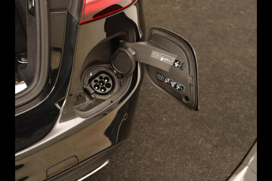 Mercedes-Benz C-Klasse 300e AMG Limited | Panoramadak | 360 Camera | Stoelverwarming | Carplay | Matrix LED | Leder/Alcantara | Navigatie | Park Assist | Sfeerverlichting | PHEV | Plug In