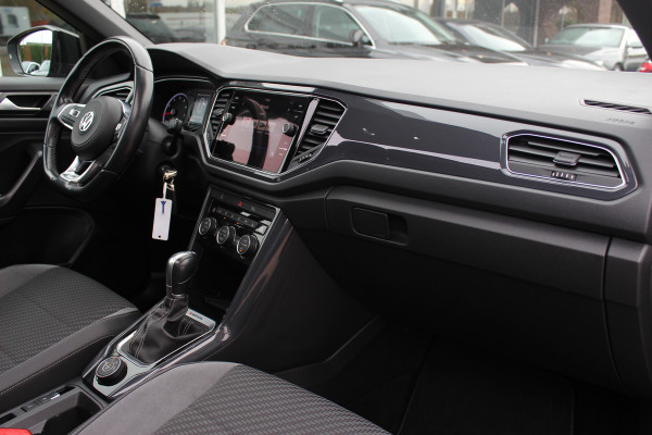 Volkswagen T-Roc 2.0 TSI 4Motion Sport 3x R-line / Panoramadak / CarPlay / Parkeerhulp V+A / 18'' / Stoelverwarming / Dodehoek / ACC