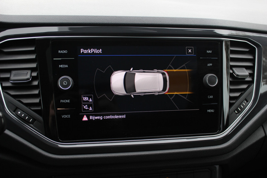 Volkswagen T-Roc 2.0 TSI 4Motion Sport 3x R-line / Panoramadak / CarPlay / Parkeerhulp V+A / 18'' / Stoelverwarming / Dodehoek / ACC