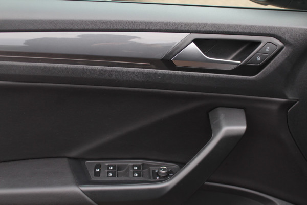 Volkswagen T-Roc 2.0 TSI 4Motion Sport 3x R-line / Panoramadak / CarPlay / Parkeerhulp V+A / 18'' / Stoelverwarming / Dodehoek / ACC