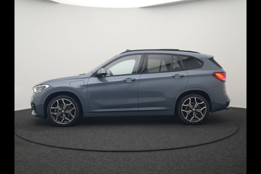 BMW X1 xDrive25e M Sport Plug In Hybrid Storm Bay Metallic 221pk Dealer O.H. PHEV | Panodak | Head Up | Adaptive Cruise | Camera | Stoelen & Stuur Verwarmd | Sfeerverlichting | Keyless | Navigatie | 19"L.M | DAB |