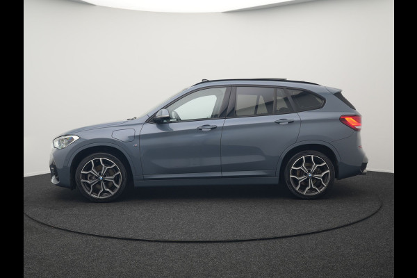 BMW X1 xDrive25e M Sport Plug In Hybrid Storm Bay Metallic 221pk Dealer O.H. PHEV | Panodak | Head Up | Adaptive Cruise | Camera | Stoelen & Stuur Verwarmd | Sfeerverlichting | Keyless | Navigatie | 19"L.M | DAB |