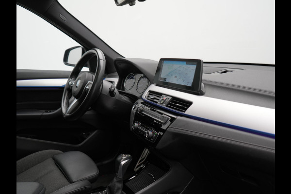BMW X1 xDrive25e M Sport Plug In Hybrid Storm Bay Metallic 221pk Dealer O.H. PHEV | Panodak | Head Up | Adaptive Cruise | Camera | Stoelen & Stuur Verwarmd | Sfeerverlichting | Keyless | Navigatie | 19"L.M | DAB |