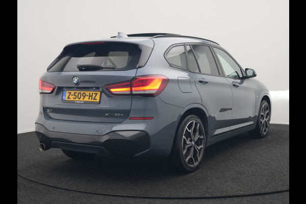 BMW X1 xDrive25e M Sport Plug In Hybrid Storm Bay Metallic 221pk Dealer O.H. PHEV | Panodak | Head Up | Adaptive Cruise | Camera | Stoelen & Stuur Verwarmd | Sfeerverlichting | Keyless | Navigatie | 19"L.M | DAB |
