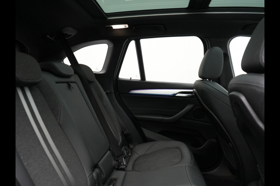 BMW X1 xDrive25e M Sport Plug In Hybrid Storm Bay Metallic 221pk Dealer O.H. PHEV | Panodak | Head Up | Adaptive Cruise | Camera | Stoelen & Stuur Verwarmd | Sfeerverlichting | Keyless | Navigatie | 19"L.M | DAB |