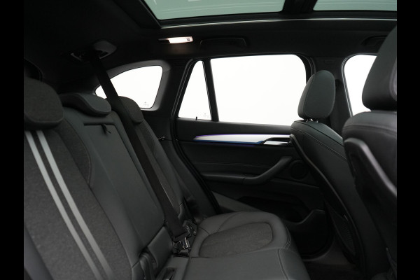 BMW X1 xDrive25e M Sport Plug In Hybrid Storm Bay Metallic 221pk Dealer O.H. PHEV | Panodak | Head Up | Adaptive Cruise | Camera | Stoelen & Stuur Verwarmd | Sfeerverlichting | Keyless | Navigatie | 19"L.M | DAB |