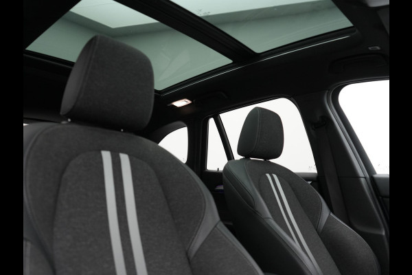 BMW X1 xDrive25e M Sport Plug In Hybrid Storm Bay Metallic 221pk Dealer O.H. PHEV | Panodak | Head Up | Adaptive Cruise | Camera | Stoelen & Stuur Verwarmd | Sfeerverlichting | Keyless | Navigatie | 19"L.M | DAB |