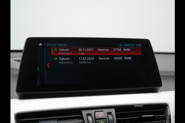 BMW X1 xDrive25e M Sport Plug In Hybrid Storm Bay Metallic 221pk Dealer O.H. PHEV | Panodak | Head Up | Adaptive Cruise | Camera | Stoelen & Stuur Verwarmd | Sfeerverlichting | Keyless | Navigatie | 19"L.M | DAB |