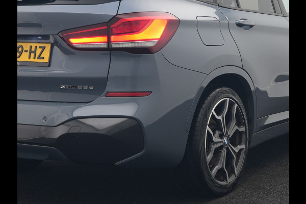 BMW X1 xDrive25e M Sport Plug In Hybrid Storm Bay Metallic 221pk Dealer O.H. PHEV | Panodak | Head Up | Adaptive Cruise | Camera | Stoelen & Stuur Verwarmd | Sfeerverlichting | Keyless | Navigatie | 19"L.M | DAB |