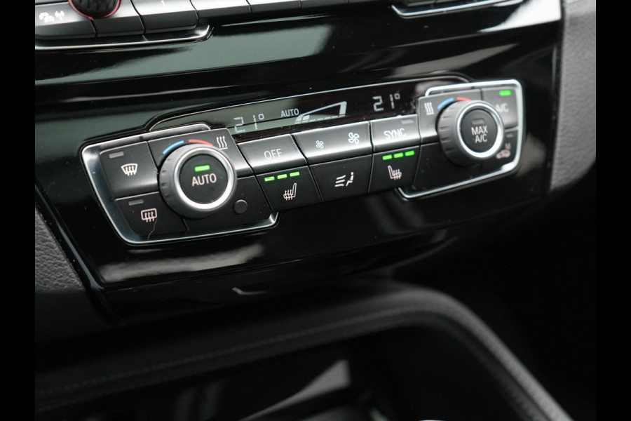 BMW X1 xDrive25e M Sport Plug In Hybrid Storm Bay Metallic 221pk Dealer O.H. PHEV | Panodak | Head Up | Adaptive Cruise | Camera | Stoelen & Stuur Verwarmd | Sfeerverlichting | Keyless | Navigatie | 19"L.M | DAB |