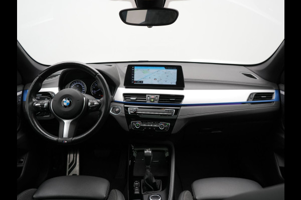 BMW X1 xDrive25e M Sport Plug In Hybrid Storm Bay Metallic 221pk Dealer O.H. PHEV | Panodak | Head Up | Adaptive Cruise | Camera | Stoelen & Stuur Verwarmd | Sfeerverlichting | Keyless | Navigatie | 19"L.M | DAB |