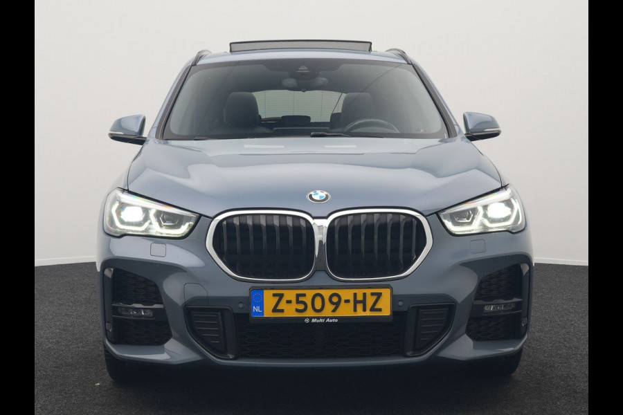 BMW X1 xDrive25e M Sport Plug In Hybrid Storm Bay Metallic 221pk Dealer O.H. PHEV | Panodak | Head Up | Adaptive Cruise | Camera | Stoelen & Stuur Verwarmd | Sfeerverlichting | Keyless | Navigatie | 19"L.M | DAB |
