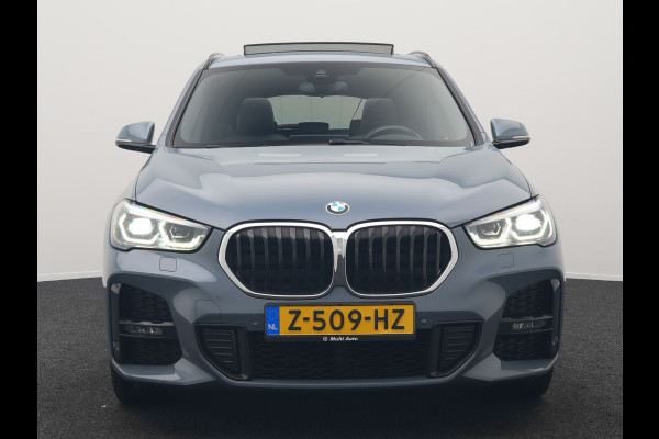 BMW X1 xDrive25e M Sport Plug In Hybrid Storm Bay Metallic 221pk Dealer O.H. PHEV | Panodak | Head Up | Adaptive Cruise | Camera | Stoelen & Stuur Verwarmd | Sfeerverlichting | Keyless | Navigatie | 19"L.M | DAB |