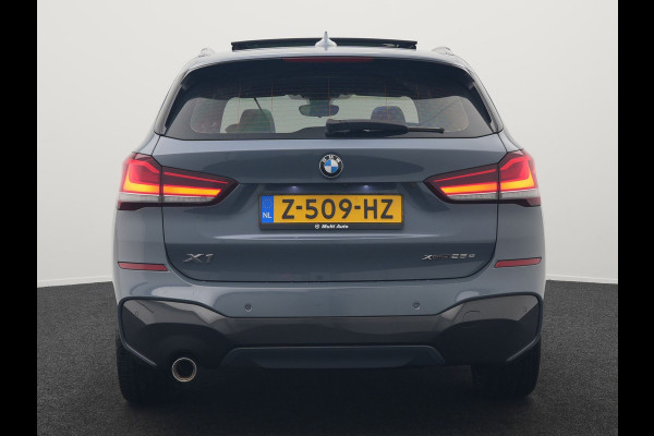 BMW X1 xDrive25e M Sport Plug In Hybrid Storm Bay Metallic 221pk Dealer O.H. PHEV | Panodak | Head Up | Adaptive Cruise | Camera | Stoelen & Stuur Verwarmd | Sfeerverlichting | Keyless | Navigatie | 19"L.M | DAB |