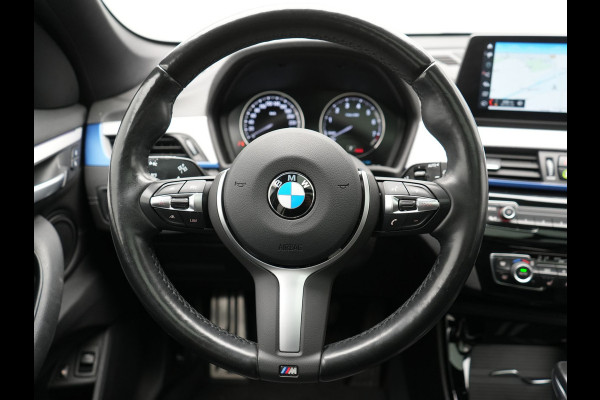 BMW X1 xDrive25e M Sport Plug In Hybrid Storm Bay Metallic 221pk Dealer O.H. PHEV | Panodak | Head Up | Adaptive Cruise | Camera | Stoelen & Stuur Verwarmd | Sfeerverlichting | Keyless | Navigatie | 19"L.M | DAB |