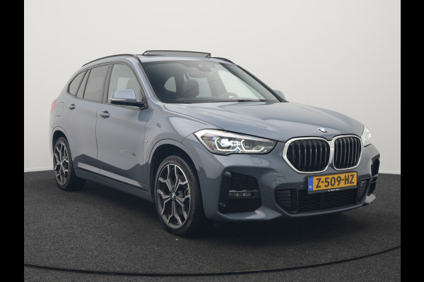 BMW X1 xDrive25e M Sport Plug In Hybrid Storm Bay Metallic 221pk Dealer O.H. PHEV | Panodak | Head Up | Adaptive Cruise | Camera | Stoelen & Stuur Verwarmd | Sfeerverlichting | Keyless | Navigatie | 19"L.M | DAB |