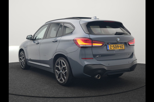 BMW X1 xDrive25e M Sport Plug In Hybrid Storm Bay Metallic 221pk Dealer O.H. PHEV | Panodak | Head Up | Adaptive Cruise | Camera | Stoelen & Stuur Verwarmd | Sfeerverlichting | Keyless | Navigatie | 19"L.M | DAB |