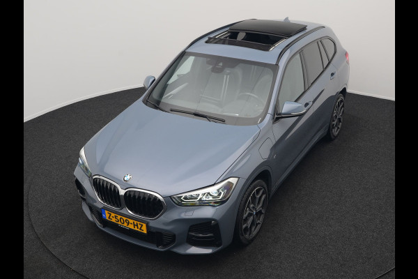 BMW X1 xDrive25e M Sport Plug In Hybrid Storm Bay Metallic 221pk Dealer O.H. PHEV | Panodak | Head Up | Adaptive Cruise | Camera | Stoelen & Stuur Verwarmd | Sfeerverlichting | Keyless | Navigatie | 19"L.M | DAB |
