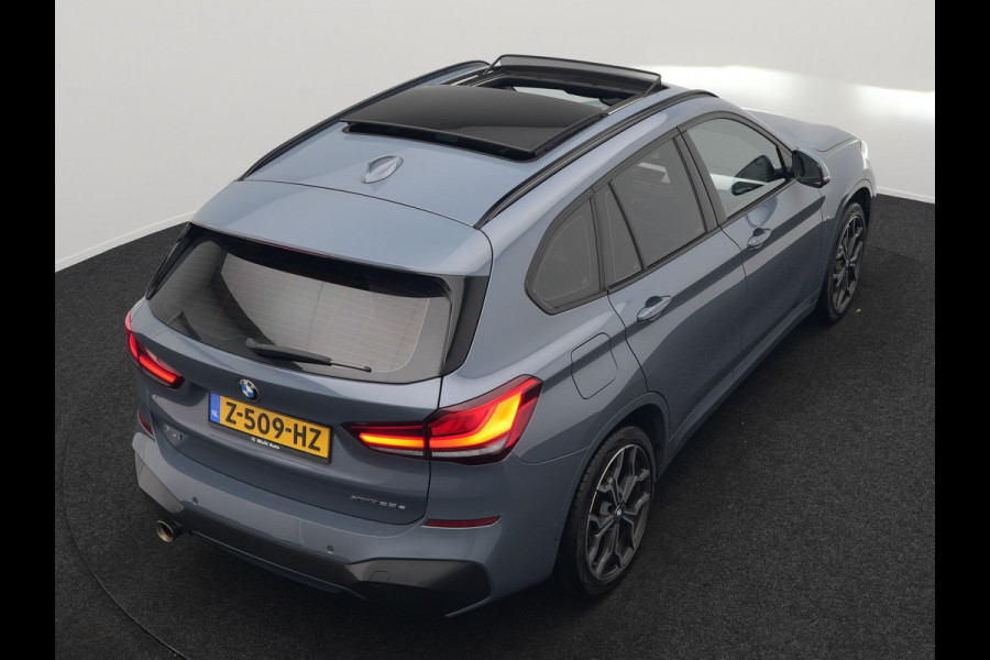 BMW X1 xDrive25e M Sport Plug In Hybrid Storm Bay Metallic 221pk Dealer O.H. PHEV | Panodak | Head Up | Adaptive Cruise | Camera | Stoelen & Stuur Verwarmd | Sfeerverlichting | Keyless | Navigatie | 19"L.M | DAB |