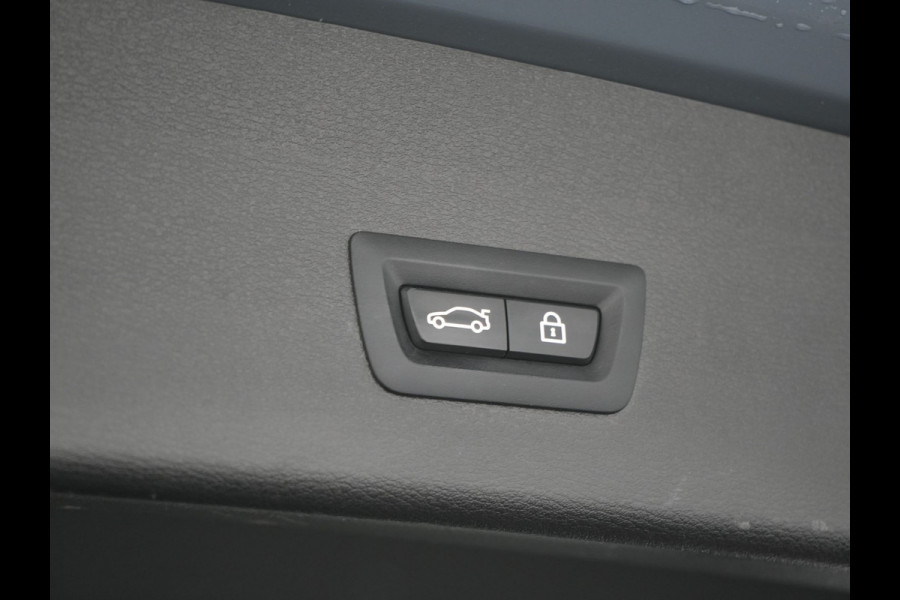 BMW X1 xDrive25e M Sport Plug In Hybrid Storm Bay Metallic 221pk Dealer O.H. PHEV | Panodak | Head Up | Adaptive Cruise | Camera | Stoelen & Stuur Verwarmd | Sfeerverlichting | Keyless | Navigatie | 19"L.M | DAB |