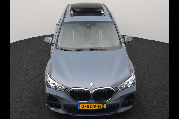 BMW X1 xDrive25e M Sport Plug In Hybrid Storm Bay Metallic 221pk Dealer O.H. PHEV | Panodak | Head Up | Adaptive Cruise | Camera | Stoelen & Stuur Verwarmd | Sfeerverlichting | Keyless | Navigatie | 19"L.M | DAB |
