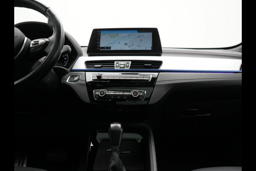 BMW X1 xDrive25e M Sport Plug In Hybrid Storm Bay Metallic 221pk Dealer O.H. PHEV | Panodak | Head Up | Adaptive Cruise | Camera | Stoelen & Stuur Verwarmd | Sfeerverlichting | Keyless | Navigatie | 19"L.M | DAB |