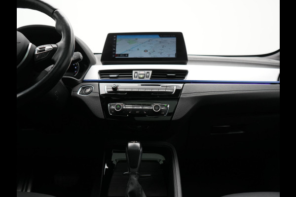 BMW X1 xDrive25e M Sport Plug In Hybrid Storm Bay Metallic 221pk Dealer O.H. PHEV | Panodak | Head Up | Adaptive Cruise | Camera | Stoelen & Stuur Verwarmd | Sfeerverlichting | Keyless | Navigatie | 19"L.M | DAB |