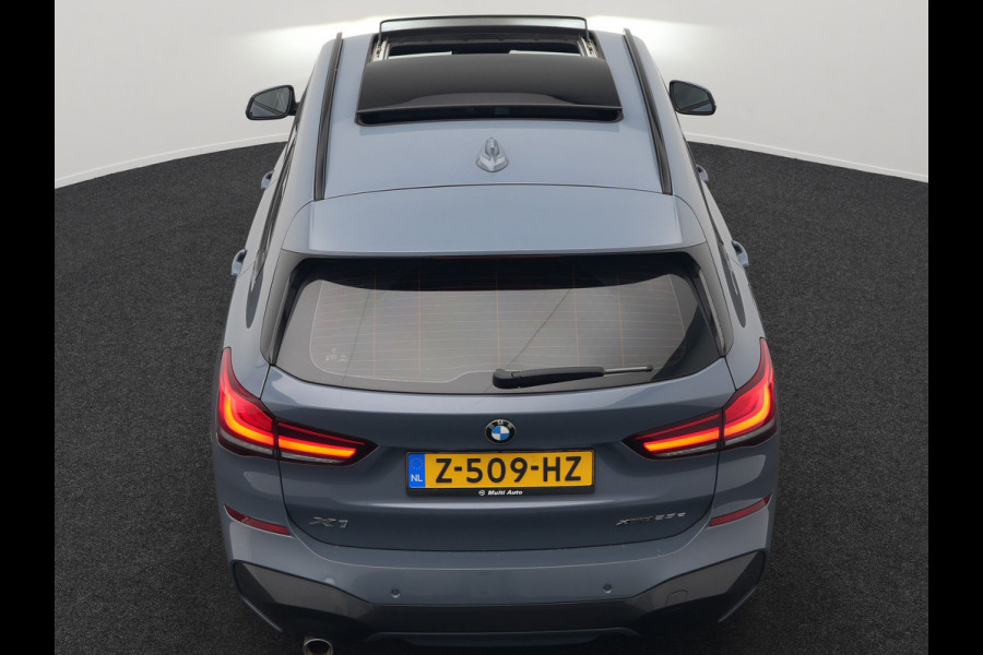 BMW X1 xDrive25e M Sport Plug In Hybrid Storm Bay Metallic 221pk Dealer O.H. PHEV | Panodak | Head Up | Adaptive Cruise | Camera | Stoelen & Stuur Verwarmd | Sfeerverlichting | Keyless | Navigatie | 19"L.M | DAB |