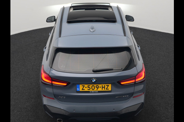 BMW X1 xDrive25e M Sport Plug In Hybrid Storm Bay Metallic 221pk Dealer O.H. PHEV | Panodak | Head Up | Adaptive Cruise | Camera | Stoelen & Stuur Verwarmd | Sfeerverlichting | Keyless | Navigatie | 19"L.M | DAB |