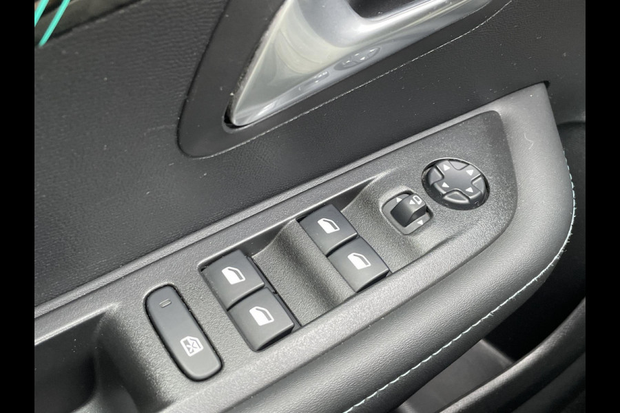 Peugeot 208 1.2 PureTech Blue Lease Allure | Two-tone | Apple Carplay & Android auto