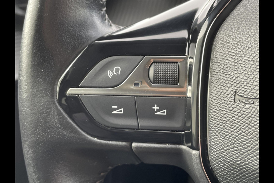 Peugeot 208 1.2 PureTech Blue Lease Allure | Two-tone | Apple Carplay & Android auto